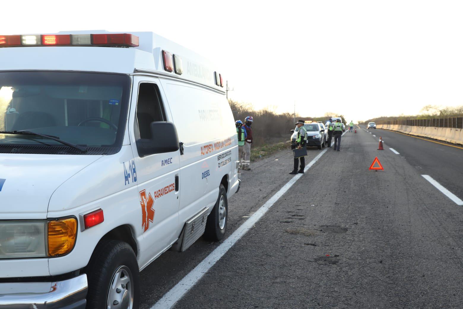 $!Vuelca dueño de Azteca Lighting en la Autopista Mazatlán-Culiacán; sale por su propio pie de su camioneta