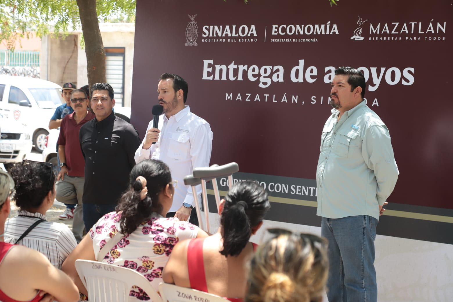 $!Entregan apoyos económicos a 200 comerciantes del tianguis de la Flores Magón, en Mazatlán