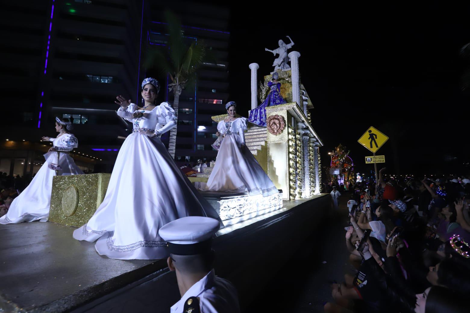 $!Atrae a miles el desfile del Carnaval de Mazatlán; Los Papaquis abren paso a la carroza real