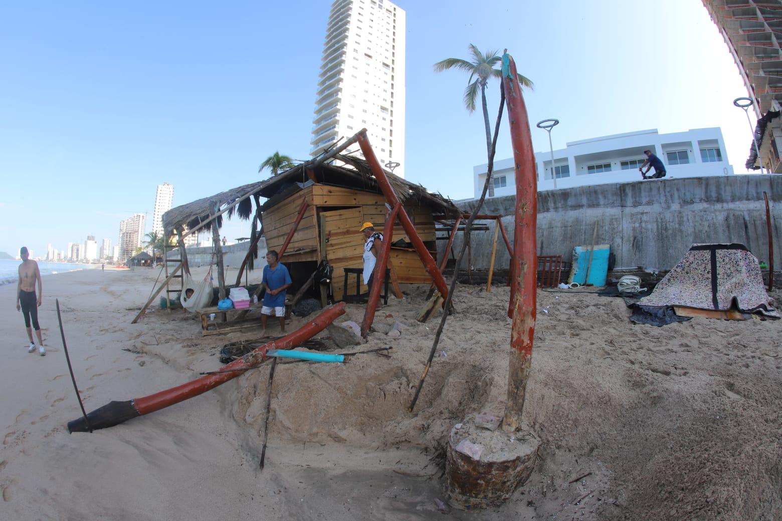 $!Apresuran reapertura de palapas a la orilla de la playa en Mazatlán