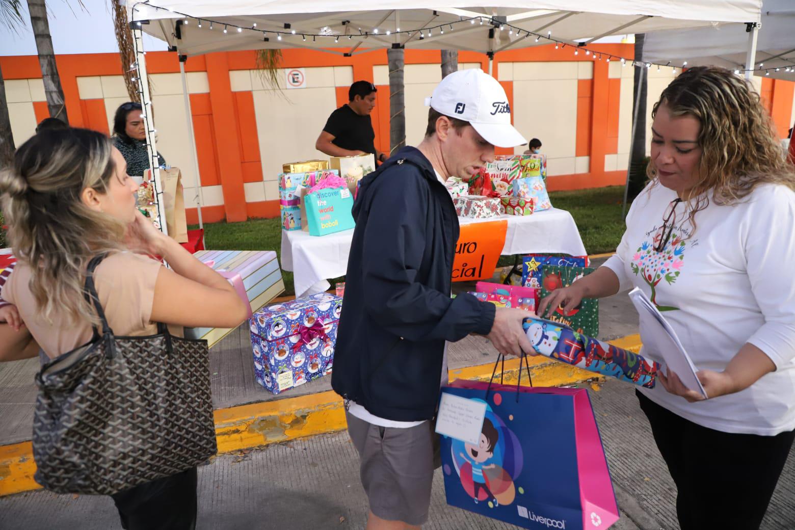$!Recolectan en Mazatlán regalos y kits médicos para niños con cáncer