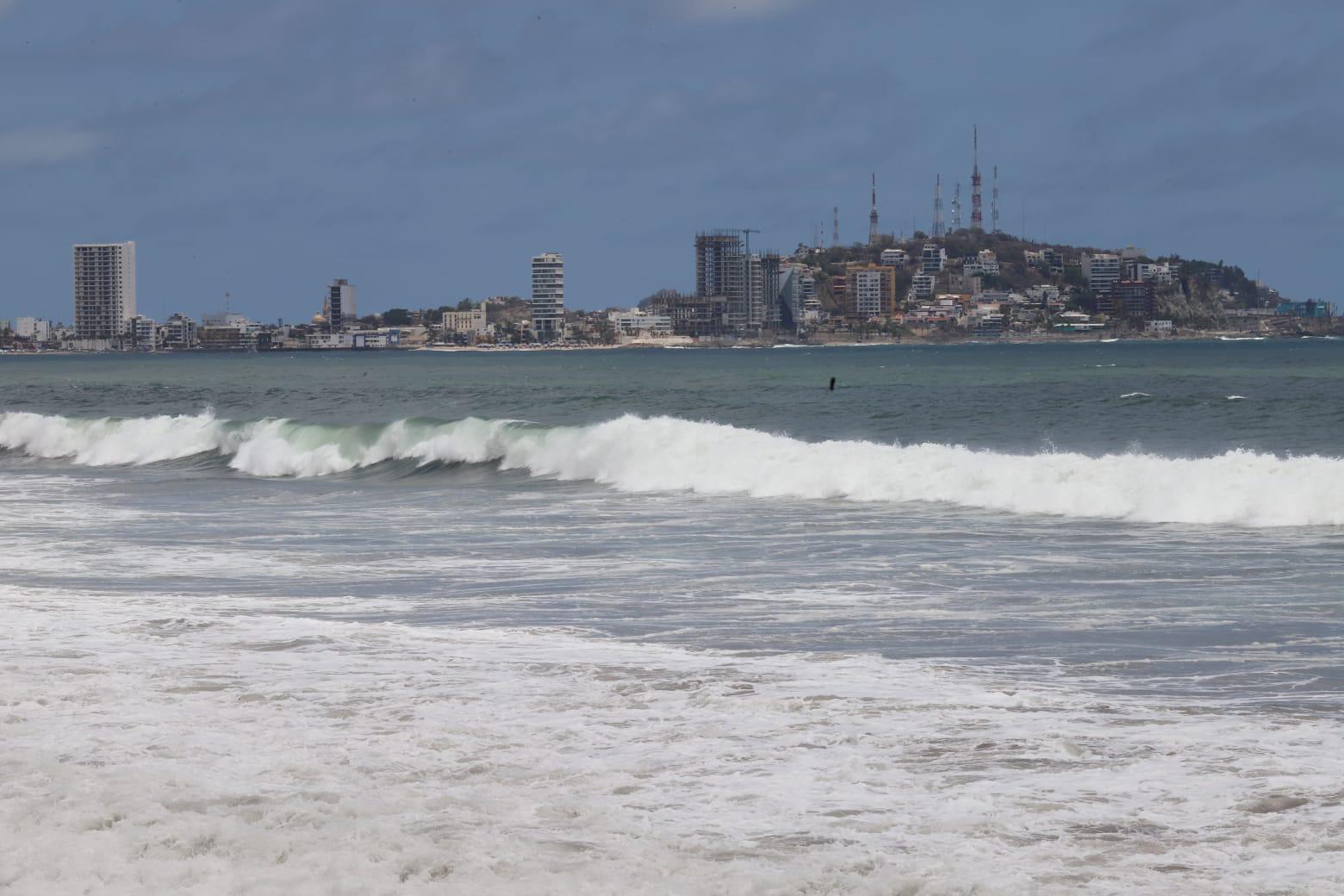 $!Registran playas de Mazatlán fuertes vientos y oleaje máximo de hasta 1.9 metros, pero sin lluvias