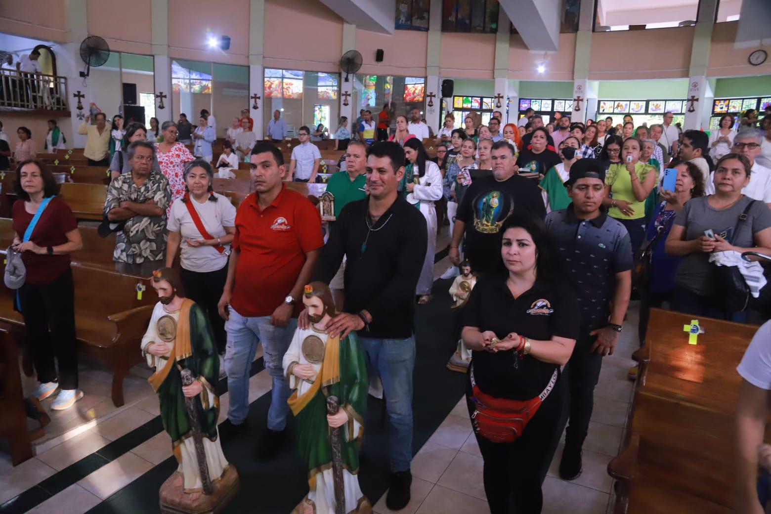 $!Cantan ‘Las Mañanitas’ en Mazatlán a San Judas Tadeo, en su día y en su templo