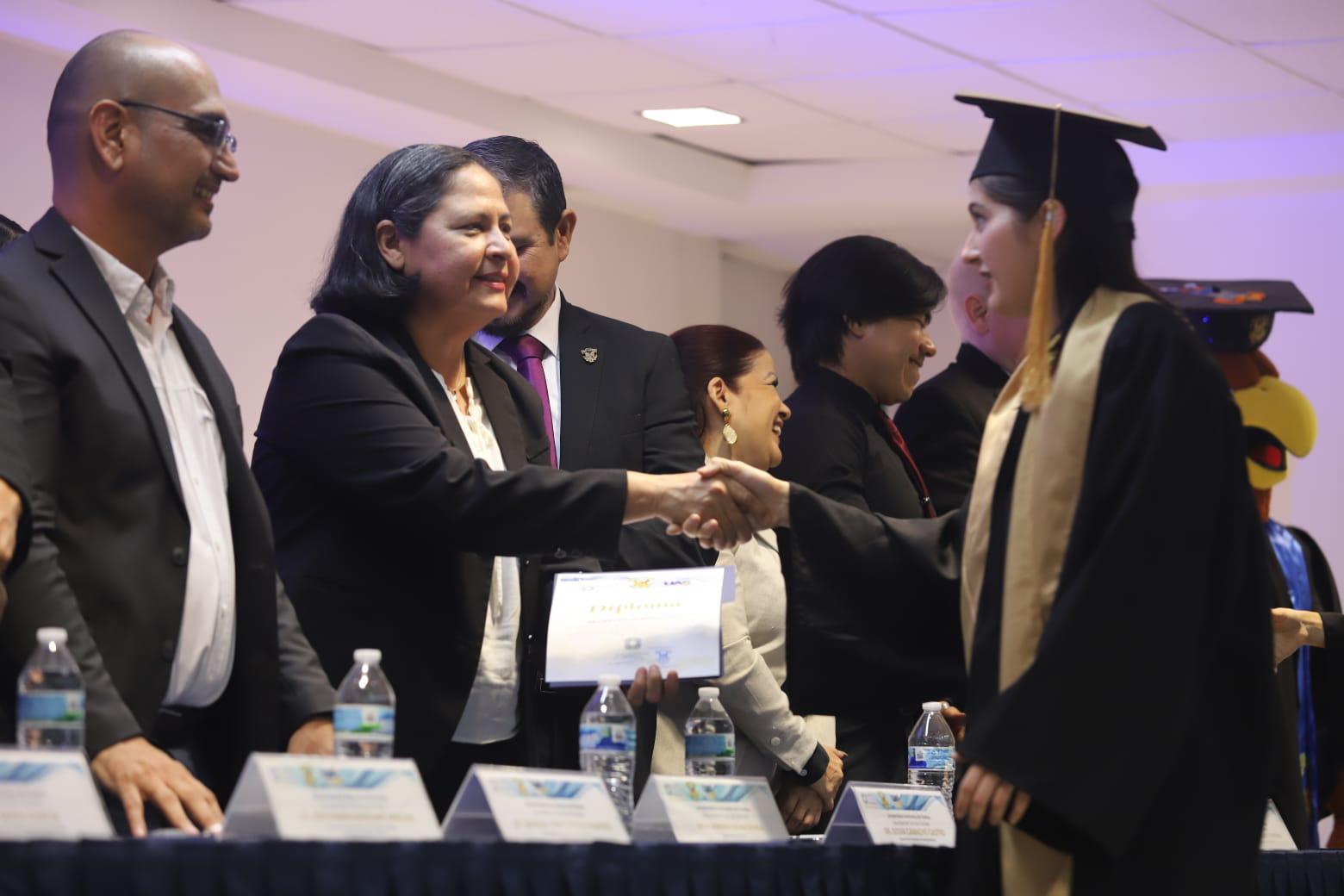 $!La Alcaldesa interina Minerva Osuna Zavala, acompañó a las autoridades universitarias durante la ceremonia de graduación de la Facultad de Ciencias Sociales de la UAS.