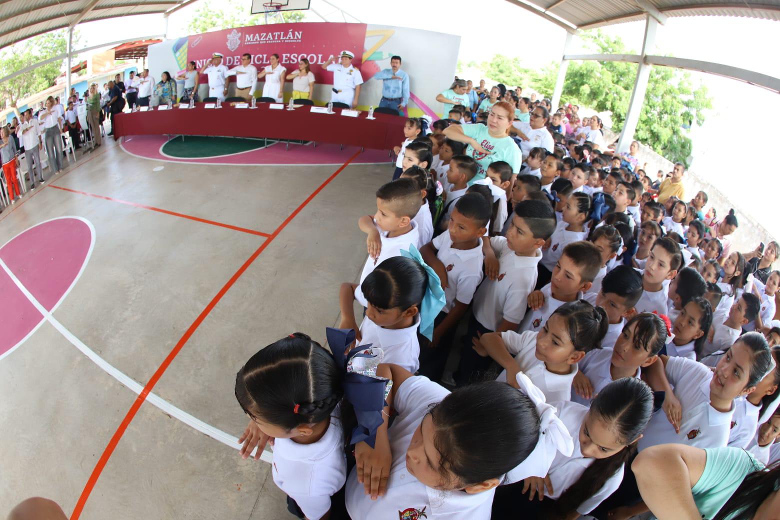 $!Arranca en Mazatlán el ciclo escolar con Lunes Cívico en la Primaria Renato Vega Amador
