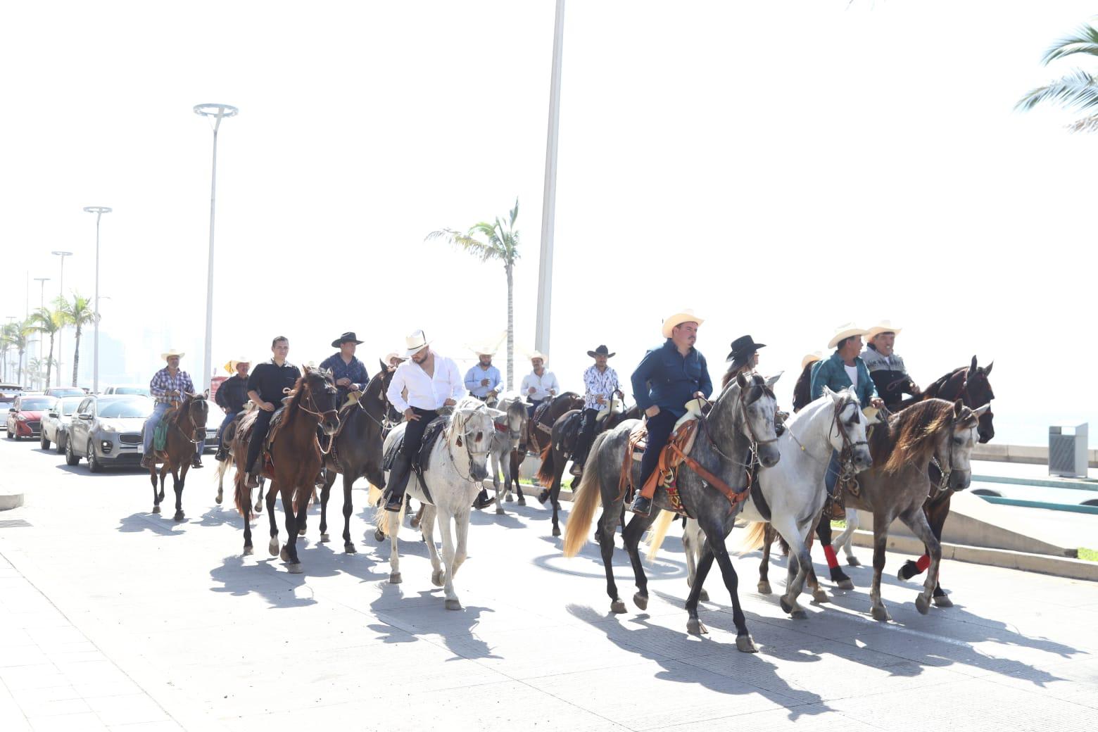 $!Charros mazatlecos realizan cabalgata a caballo par pedir a San Judas Tadeo por la paz y la hermandad