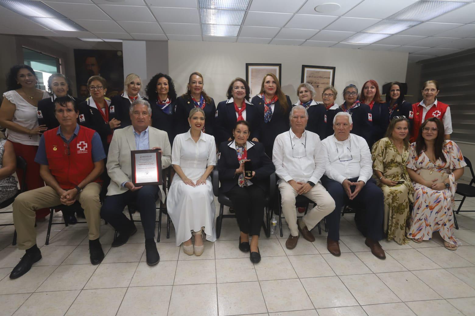 $!María Graciela entre sus familiares y amigos que la acompañaron ese día tan especial.