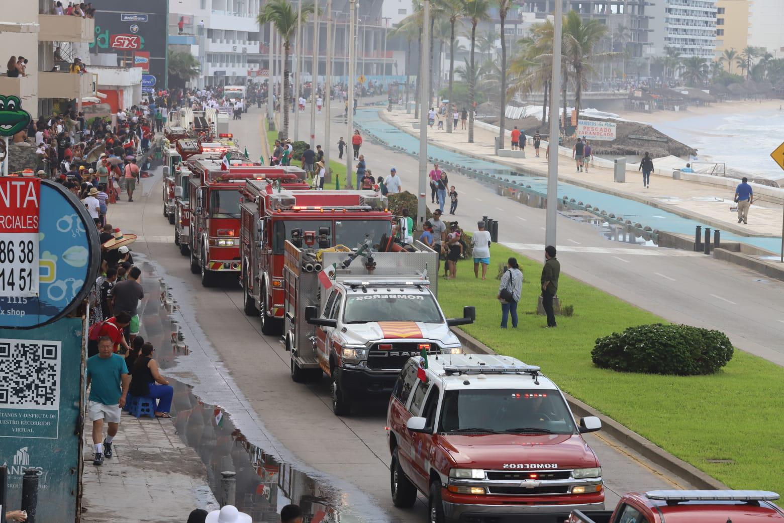 $!Con orgullo patrio y un ambiente festivo celebran desfile por la Independencia de México en Mazatlán