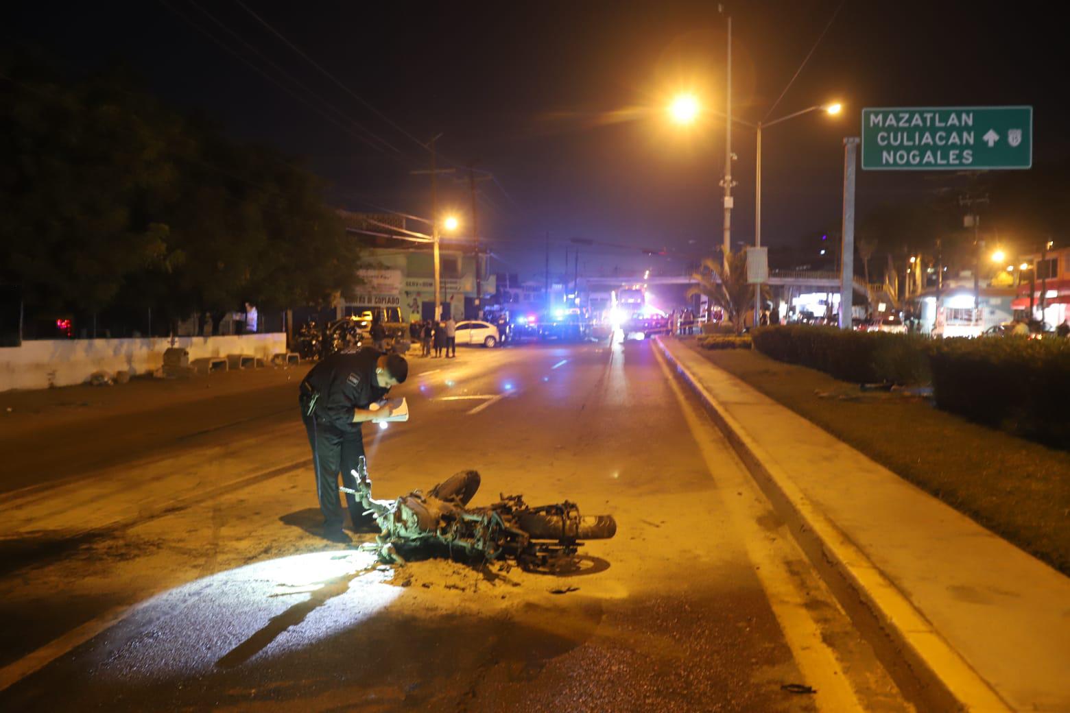 $!Motociclista muere al chocar contra auto en crucero de Urías, en Mazatlán