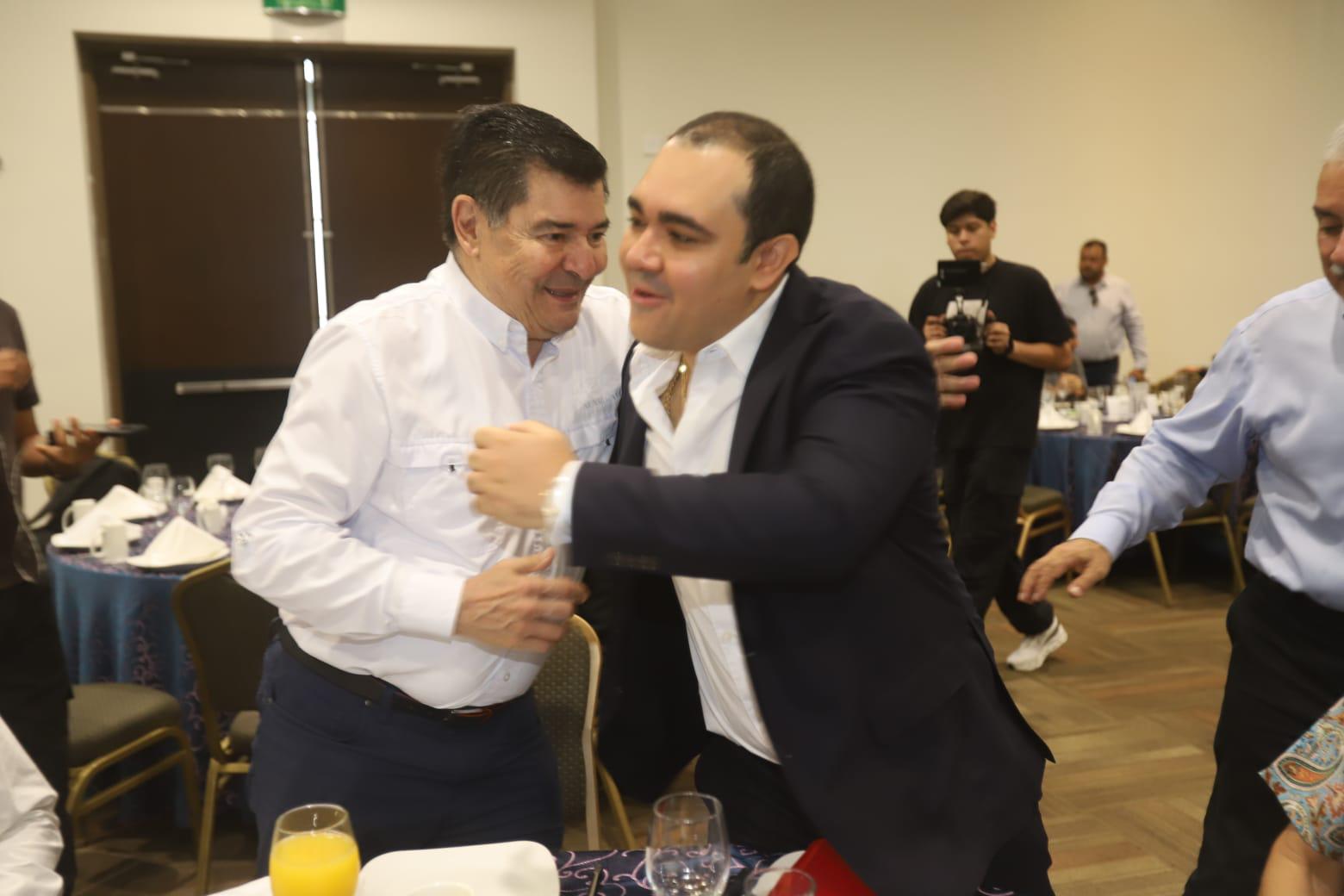 $!Javier Lizárraga Mercado saludo al expositor de esa mañana.