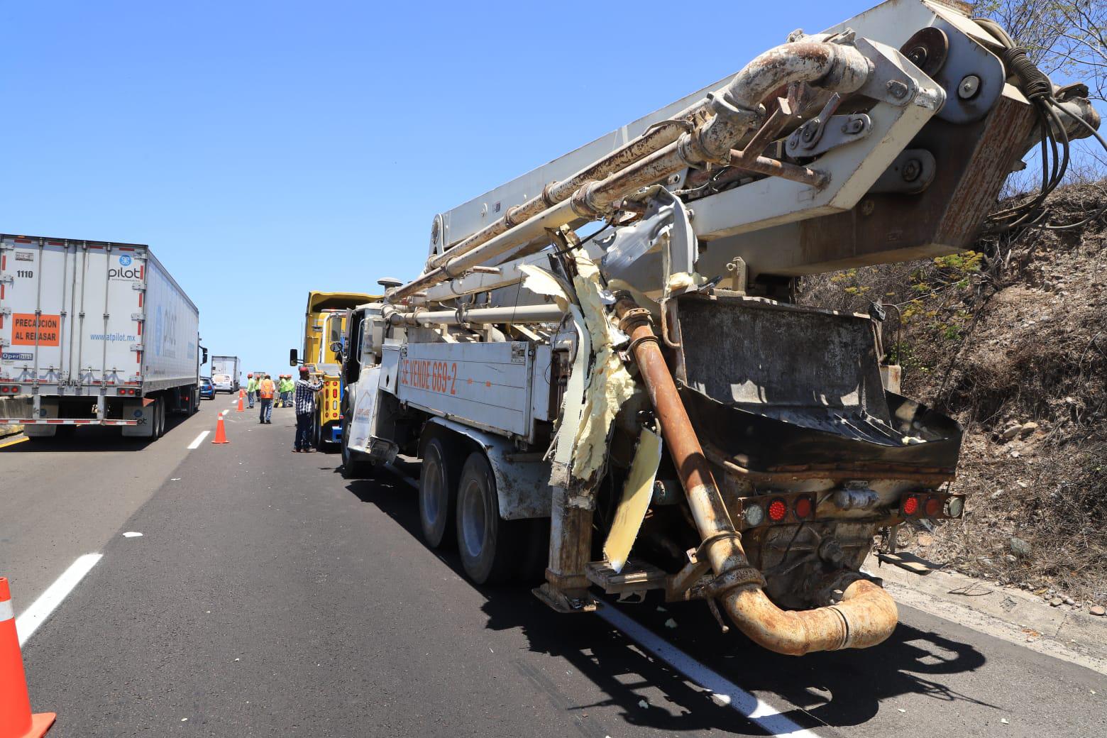 $!Vuelca camión de carga tras chocar contra otro en la autopista Mazatlán-Culiacán; el tráfico es lento
