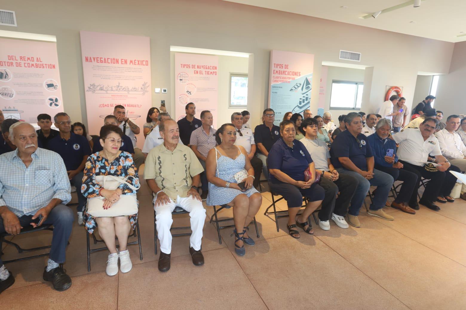 $!Develan el velero ‘El Patrón’ en honor a Juan Vázquez Reséndiz en la Casa del Marino