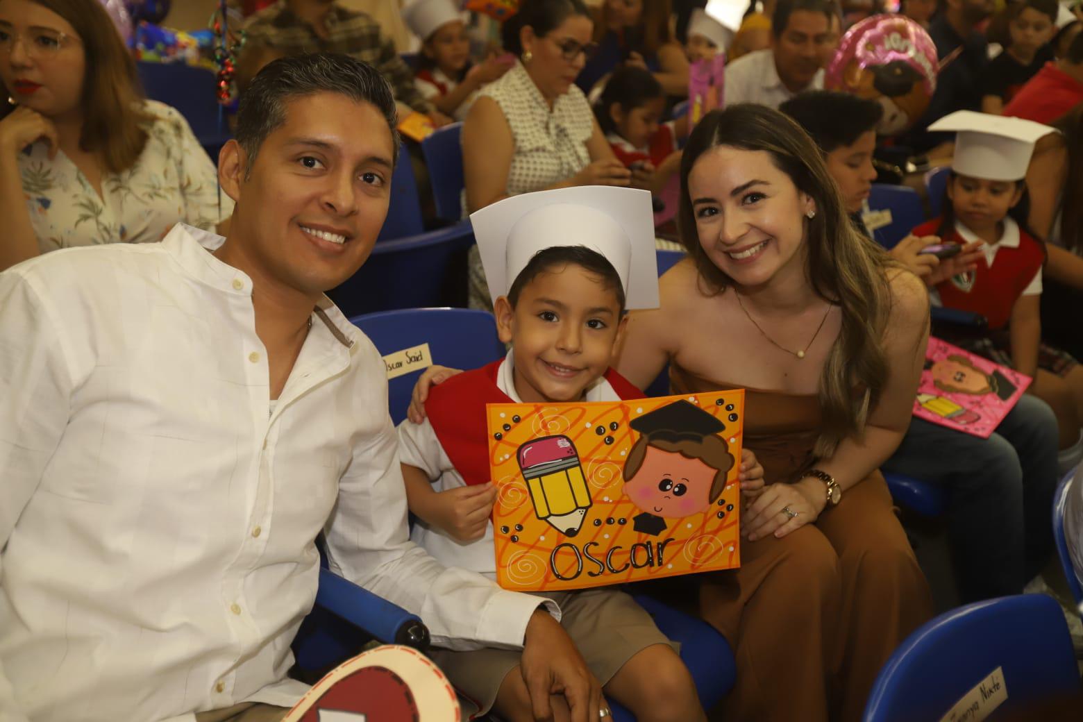 $!Óscar Saíd entre sus padres Óscar Navarro y Juanita Gutiérrez.