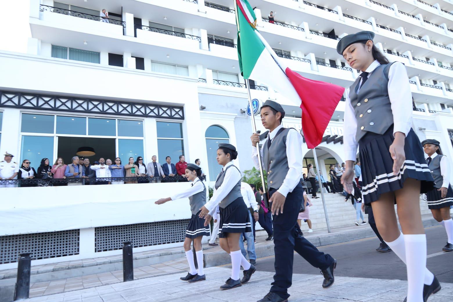 $!Participan más de 600 alumnos en el desfile conmemorativo del Día de la Bandera en Mazatlán