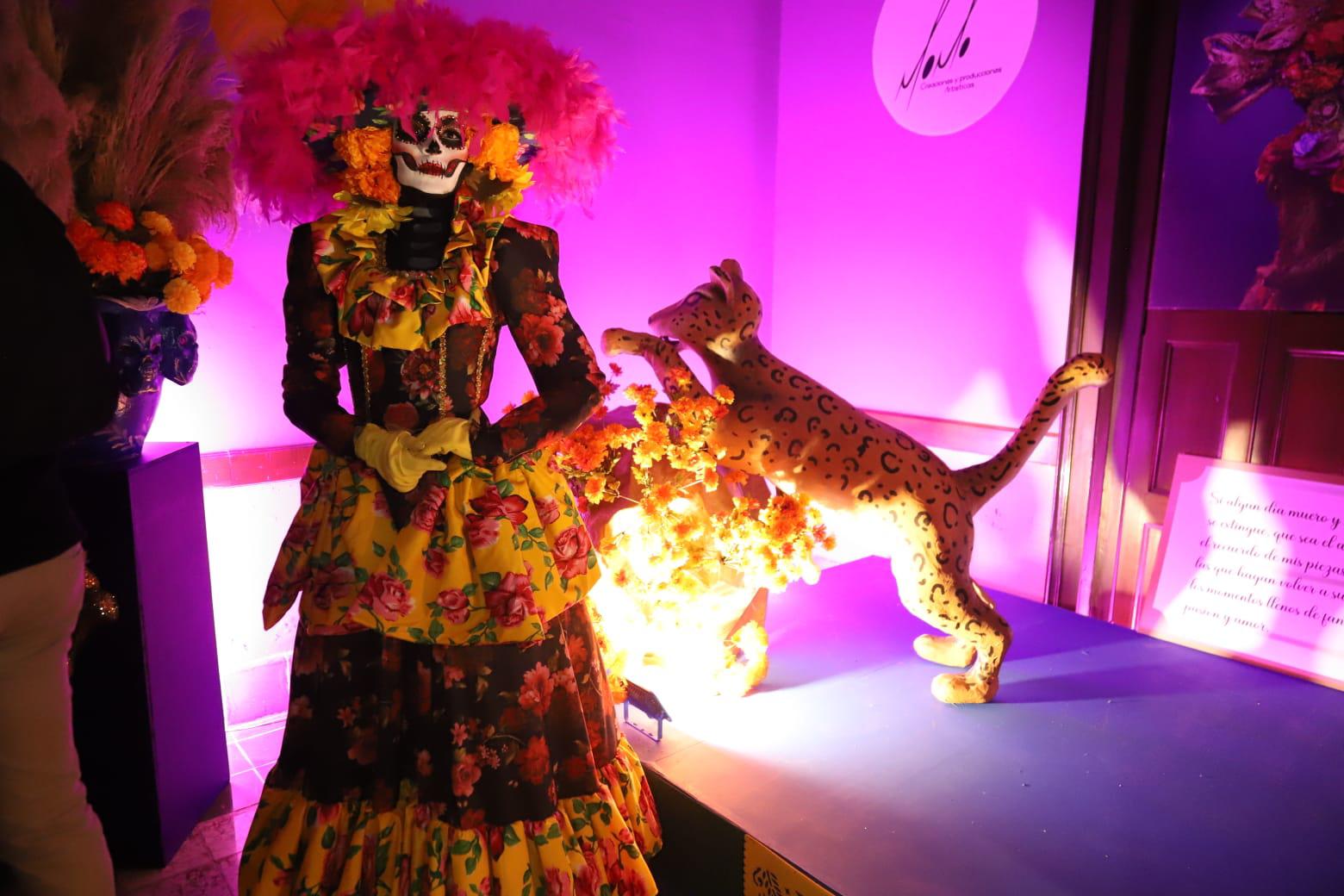 $!La muestra destaca por su espectacular montaje que incluye cráneos y canastas gigantes, flores de cempasúchil y esqueletos suspendidos del techo, elaborados con materiales naturales en los que sobresalen los granos comestibles.