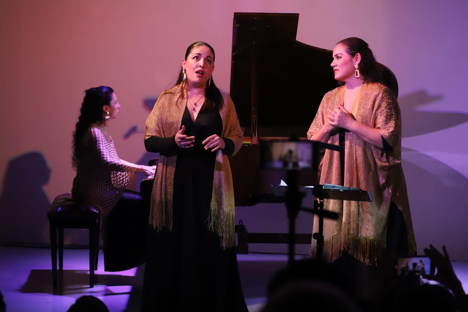 $!Una grata velada ofrecieron las sopranos Oralia Castro y Perla Orrantia, quienes estuvieron acompañadas al piano por Lilia Valdespino.