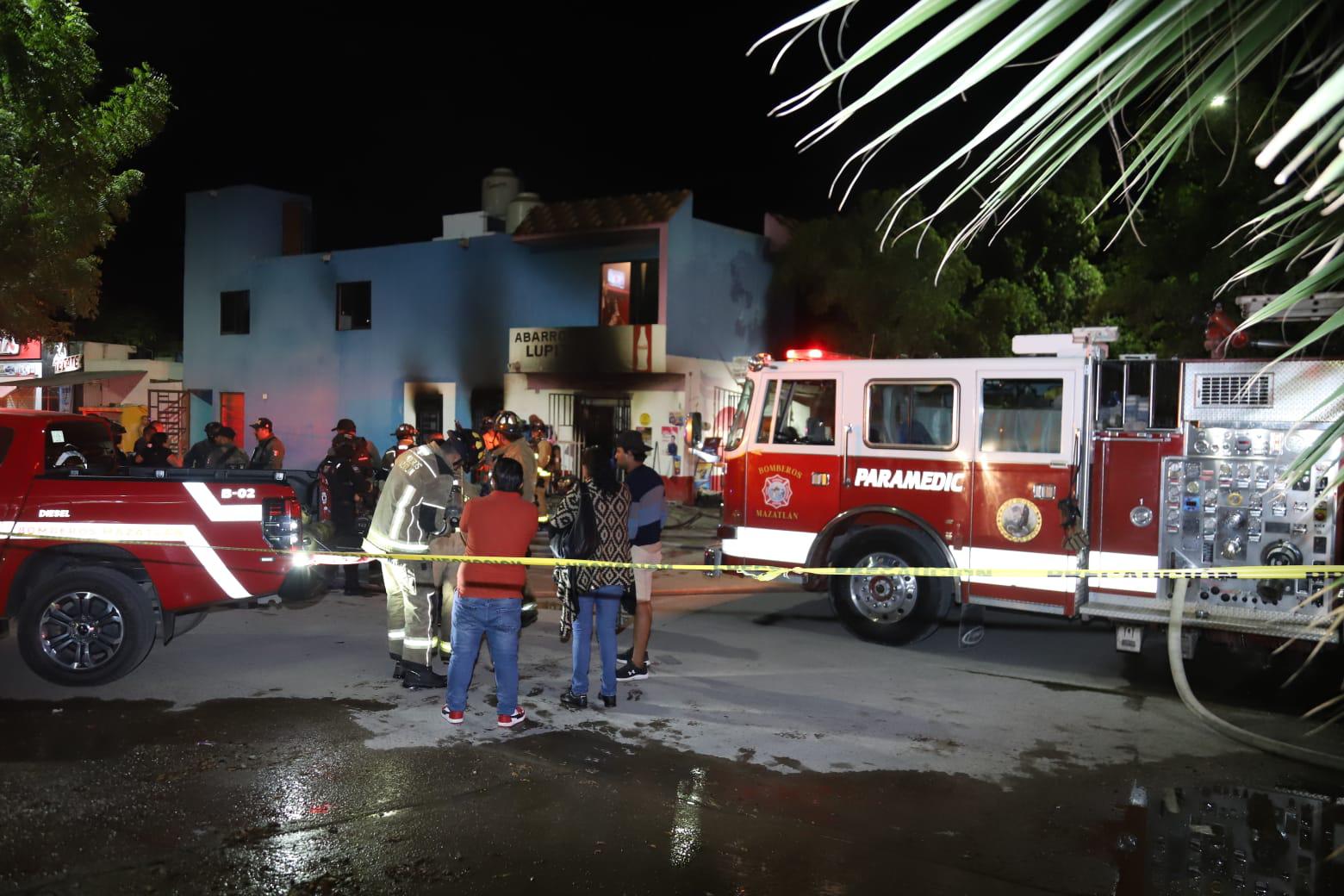 $!Explosión en tienda de abarrotes deja dos personas con quemaduras en Mazatlán