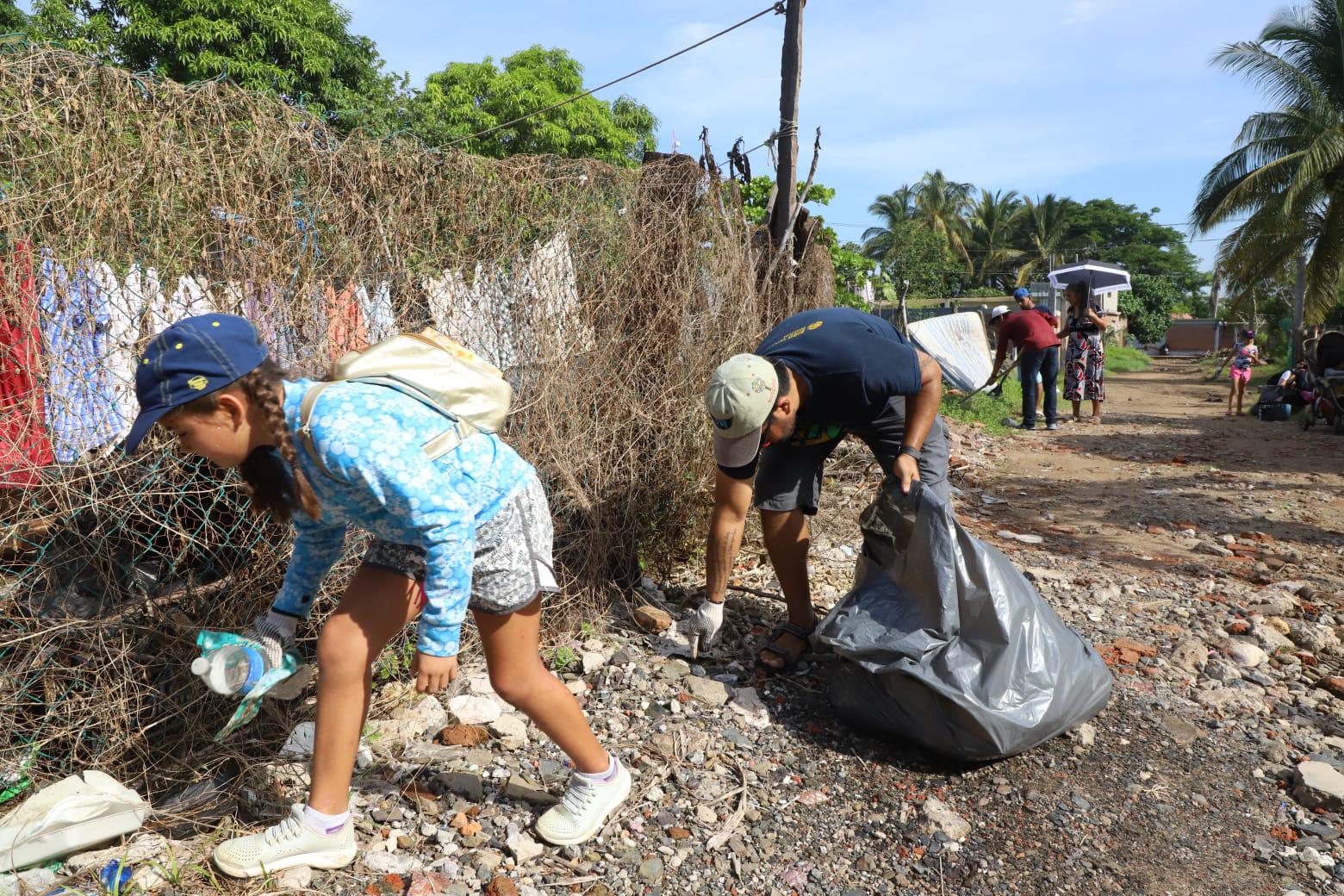 $!Realizan limpieza en la Isla de la Piedra en Mazatlán y hallan basura por todos lados