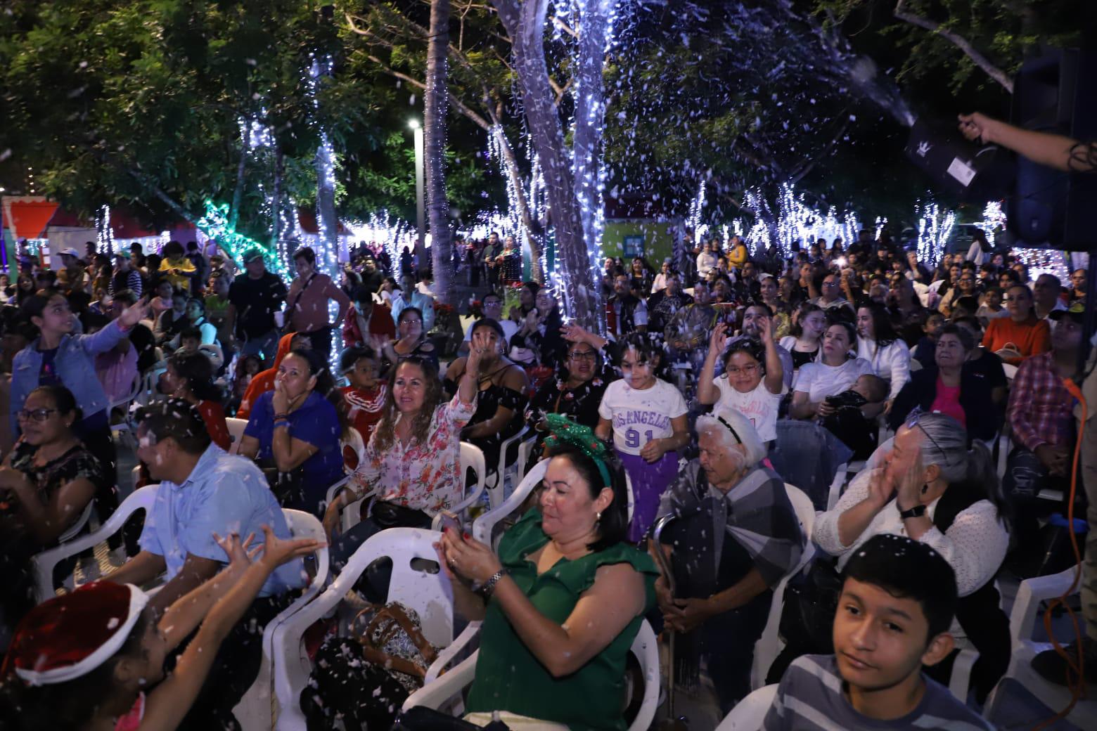 $!Ilumina la Villa Navideña el Parque Central de Mazatlán