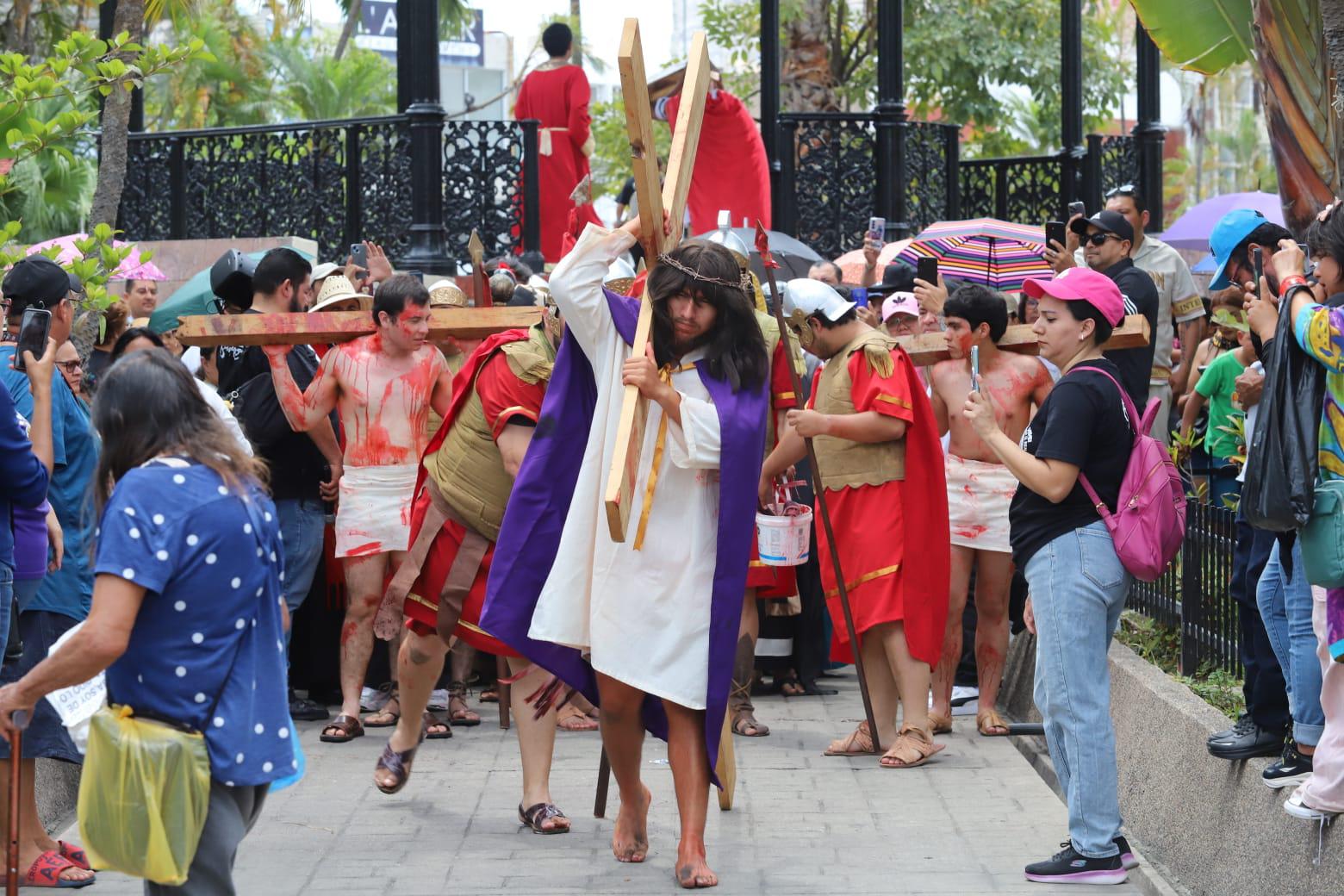 $!Representan el último camino de Jesús hasta la cruz, en Mazatlán