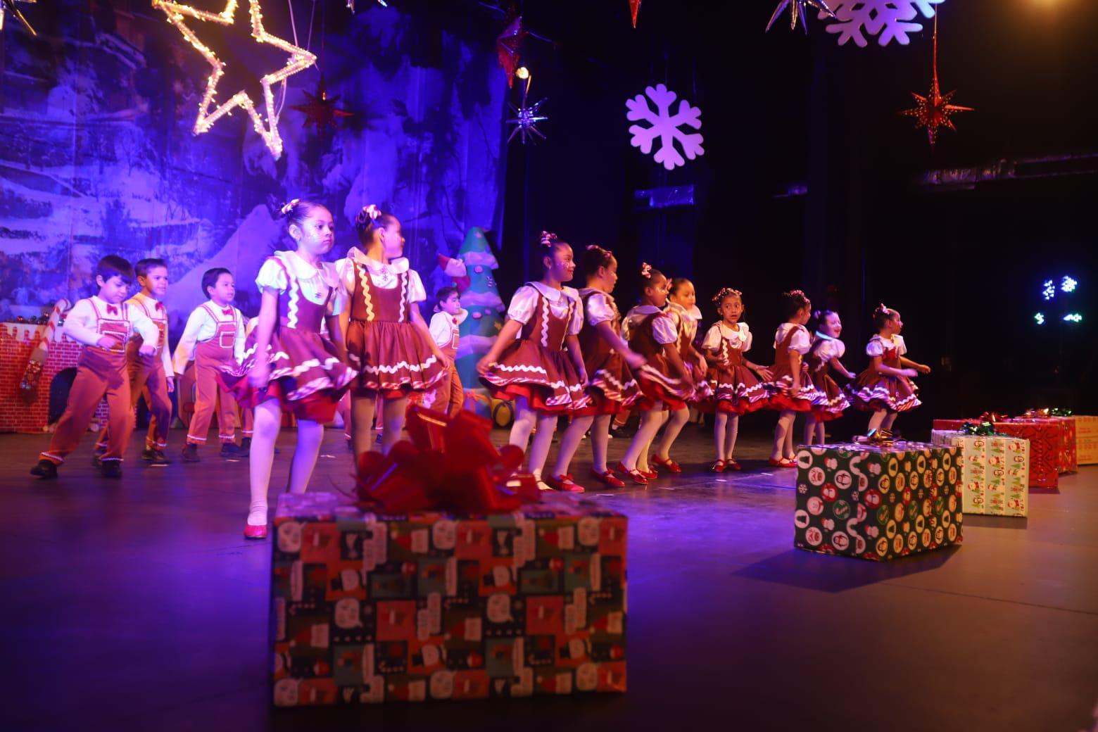 $!Alumnos de Primer Grado “A” participaron con el bailable La Villa en fiesta, caracterizados como galletas de jengibre.