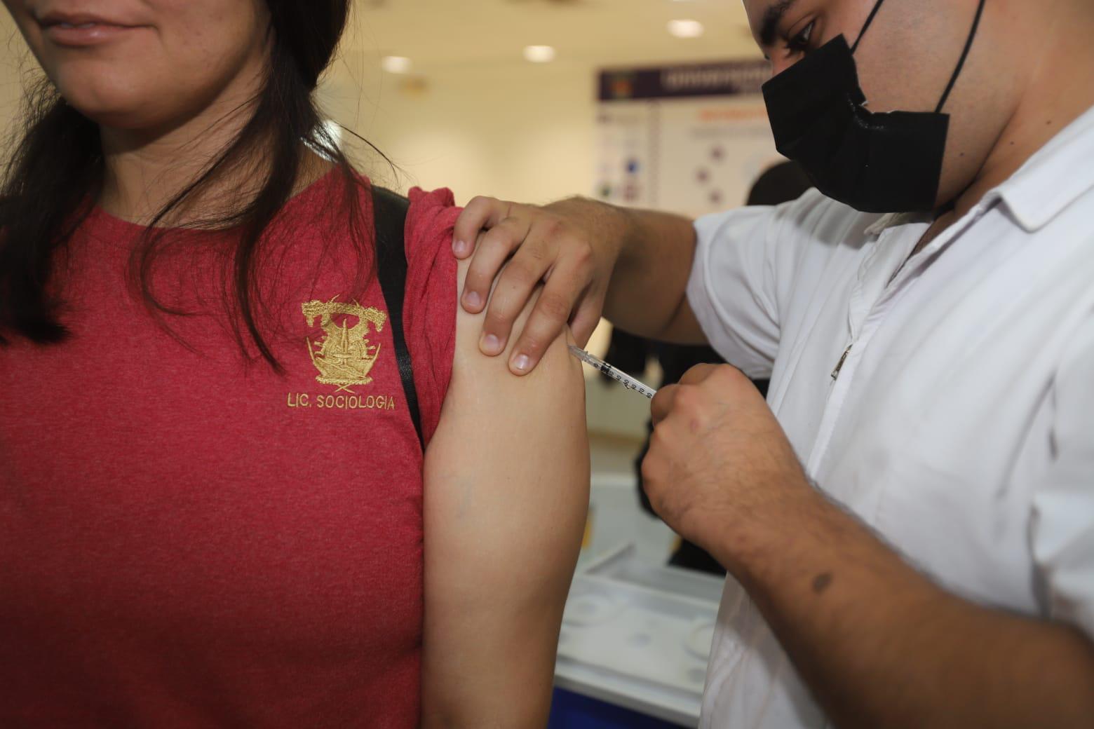 $!Con positiva respuesta, realizan Macro Jornada de vacunación contra sarampión en Polideportivo de la UAS, en Mazatlán