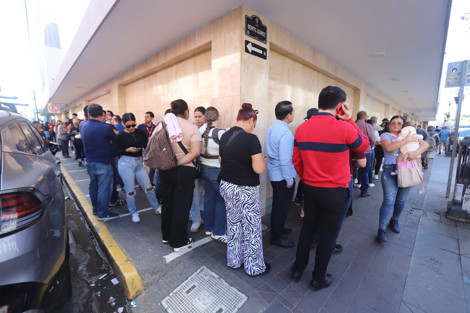 $!Se registran largas filas en Mazatlán buscando vacunarse contra el sarampión