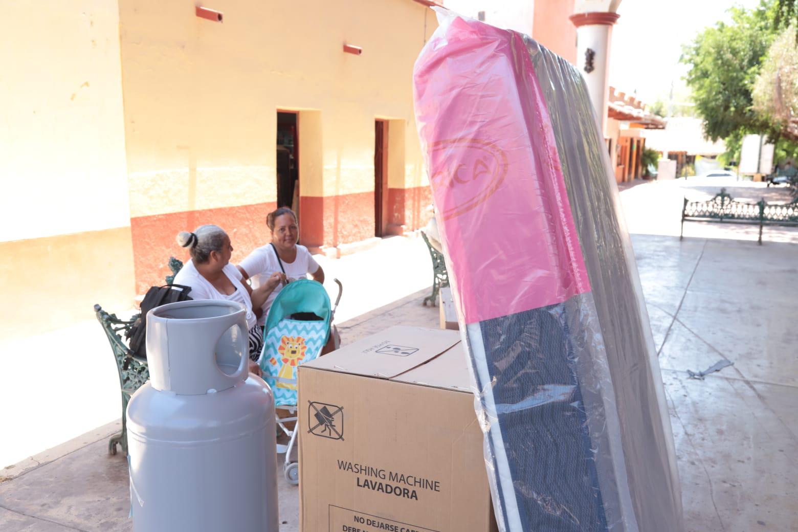 $!Entrega Gobierno de Mazatlán apoyo del programa Peso a Peso a habitantes de El Quelite