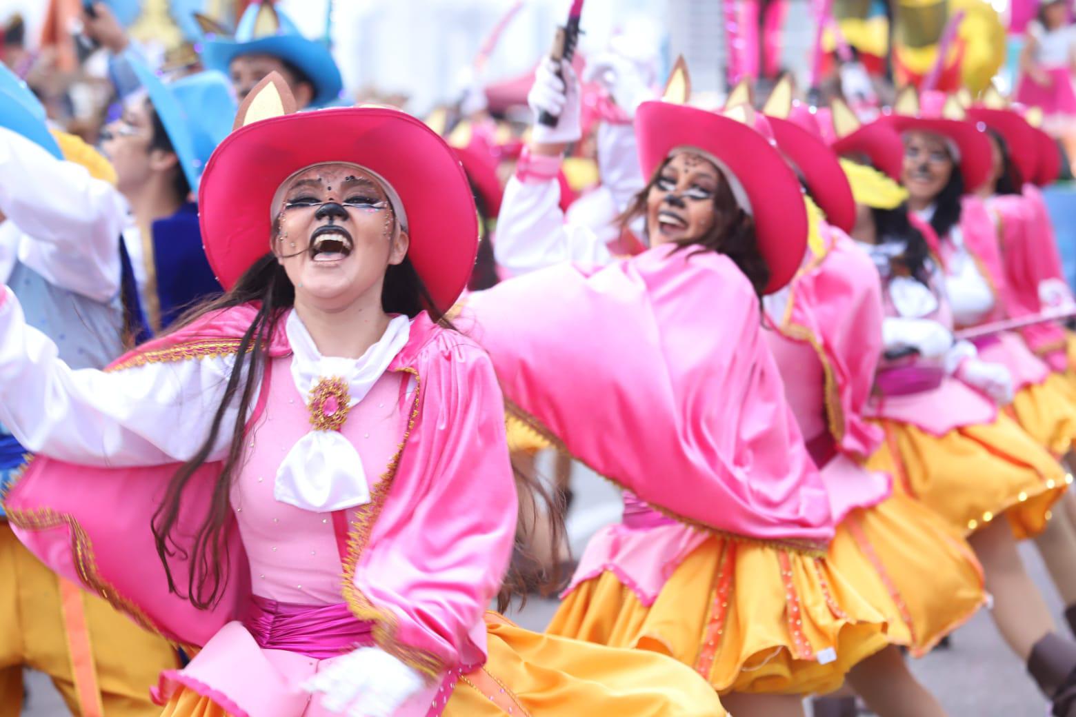 $!Se despide la realeza con emotividad en el segundo y último desfile del Carnaval de Mazatlán 2024