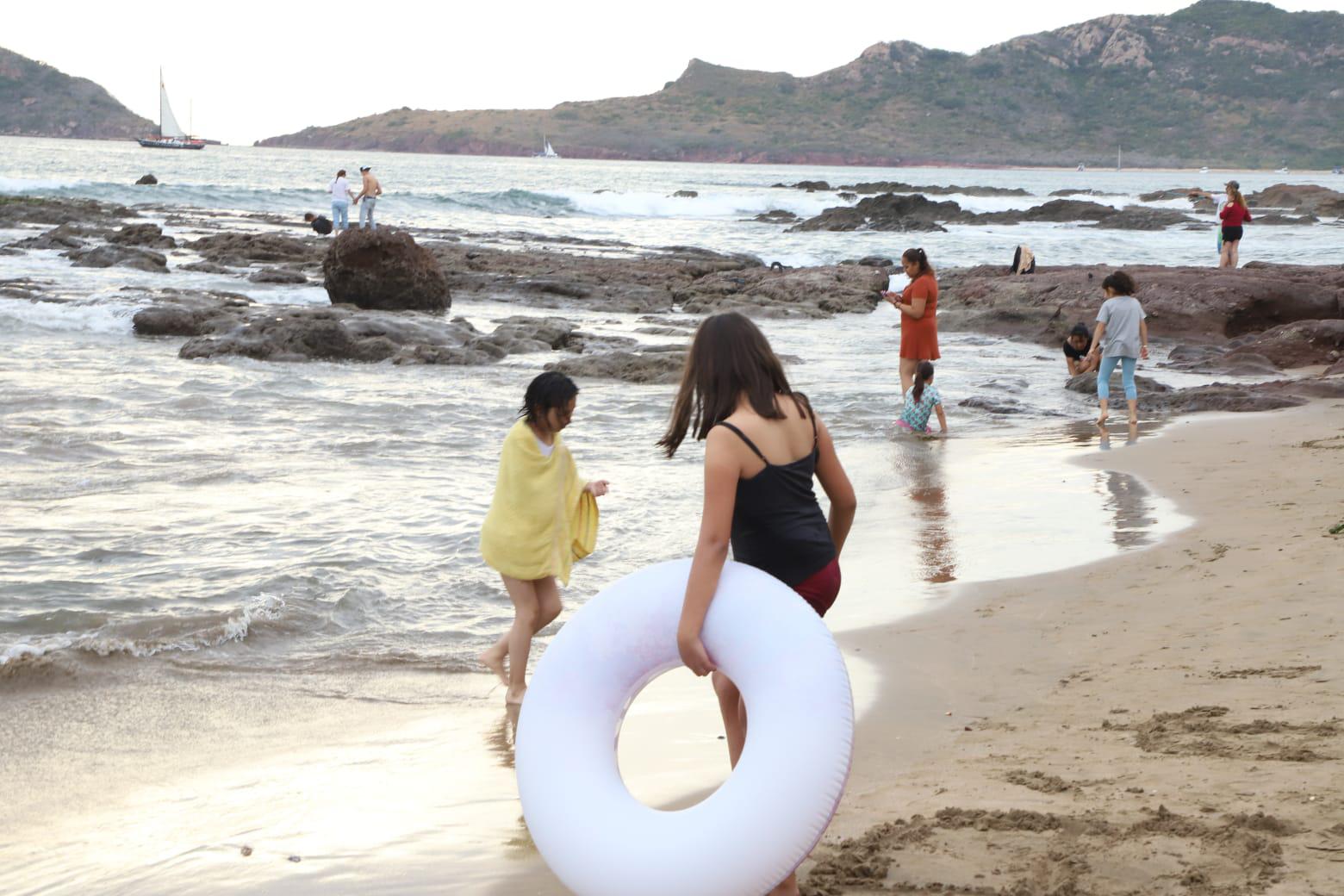$!Ignoran turistas señal de ‘no bañarse’ y se arriesgan en playas de Mazatlán