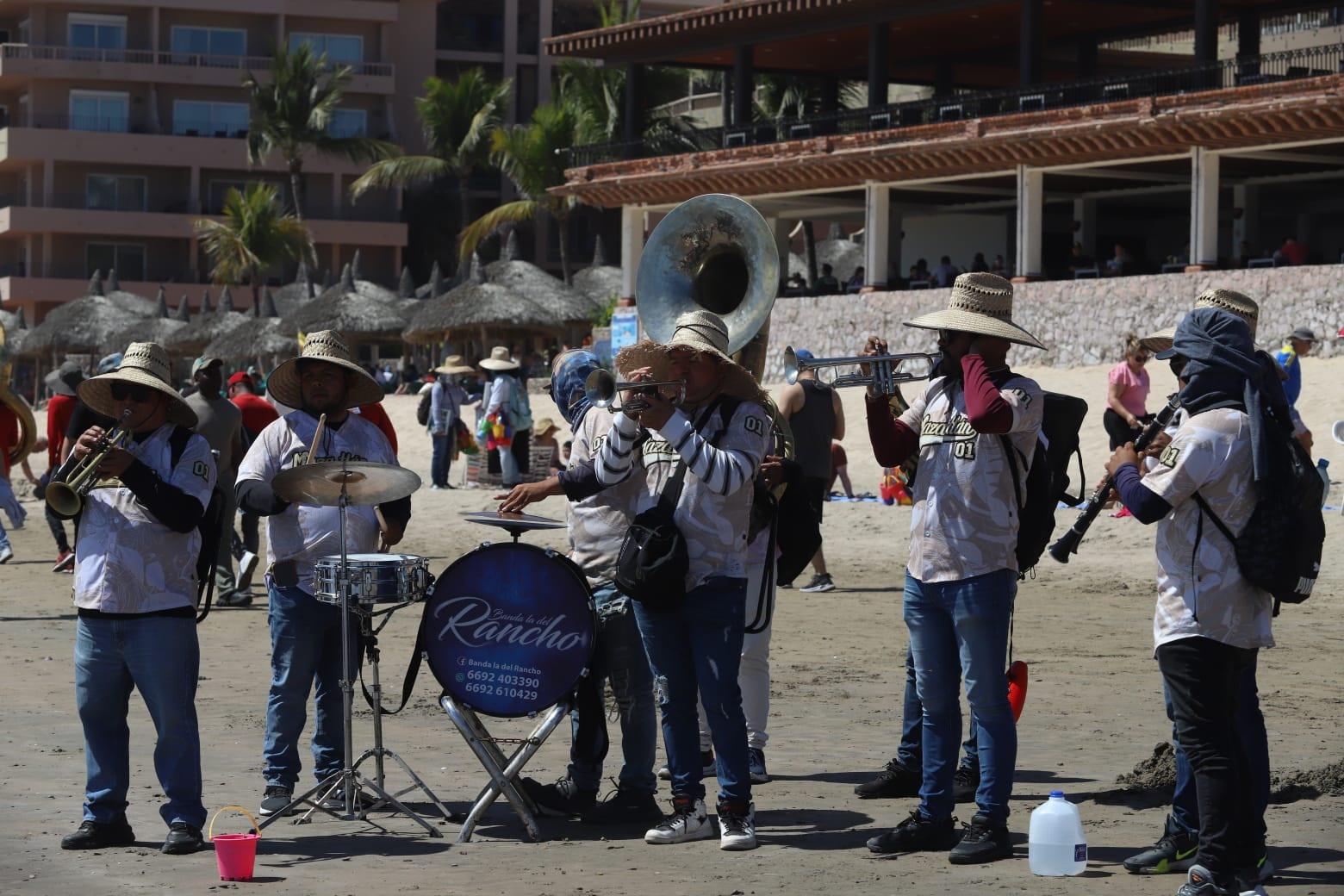 $!Disfrutan miles de personas de las playas y atractivos de Mazatlán en este Jueves Santo