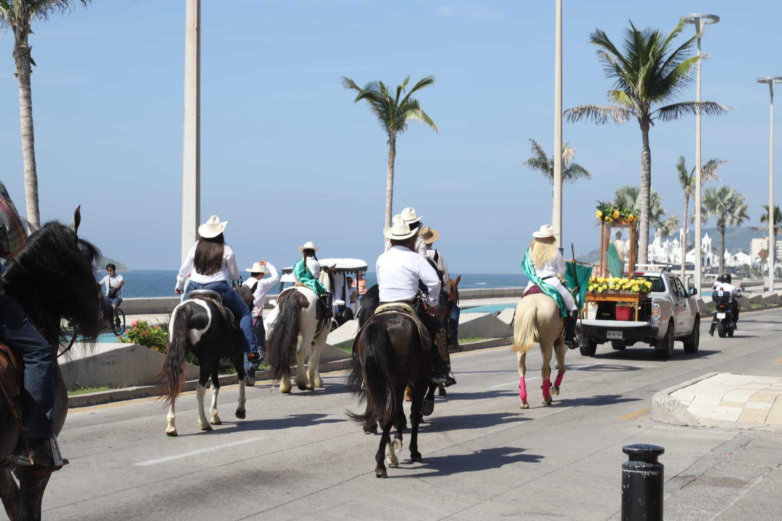 $!Charros mazatlecos realizan cabalgata a caballo par pedir a San Judas Tadeo por la paz y la hermandad
