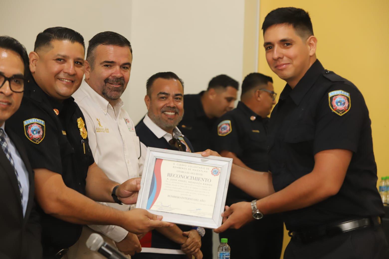 $!Saúl Robles entrega el galardón de Bombero Interno del Año a Juan Ángel Mendoza Ramos.