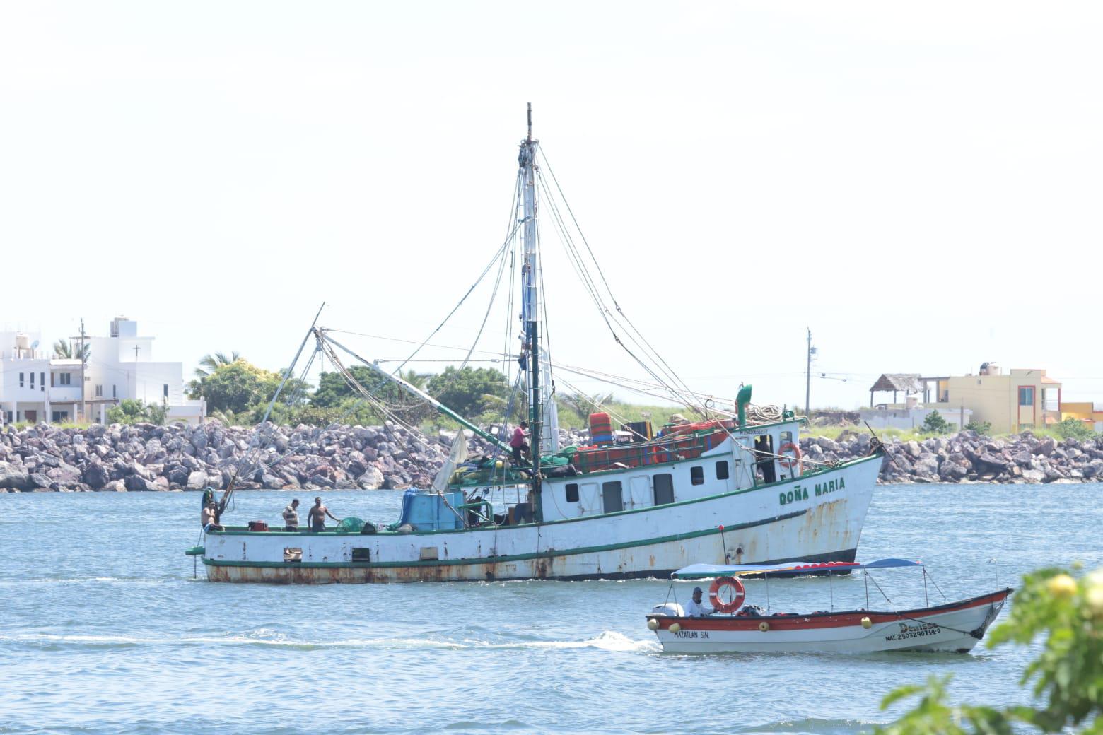 $!A horas del final de la veda, últimos barcos camaroneros salen vía lastre rumbo a altamar