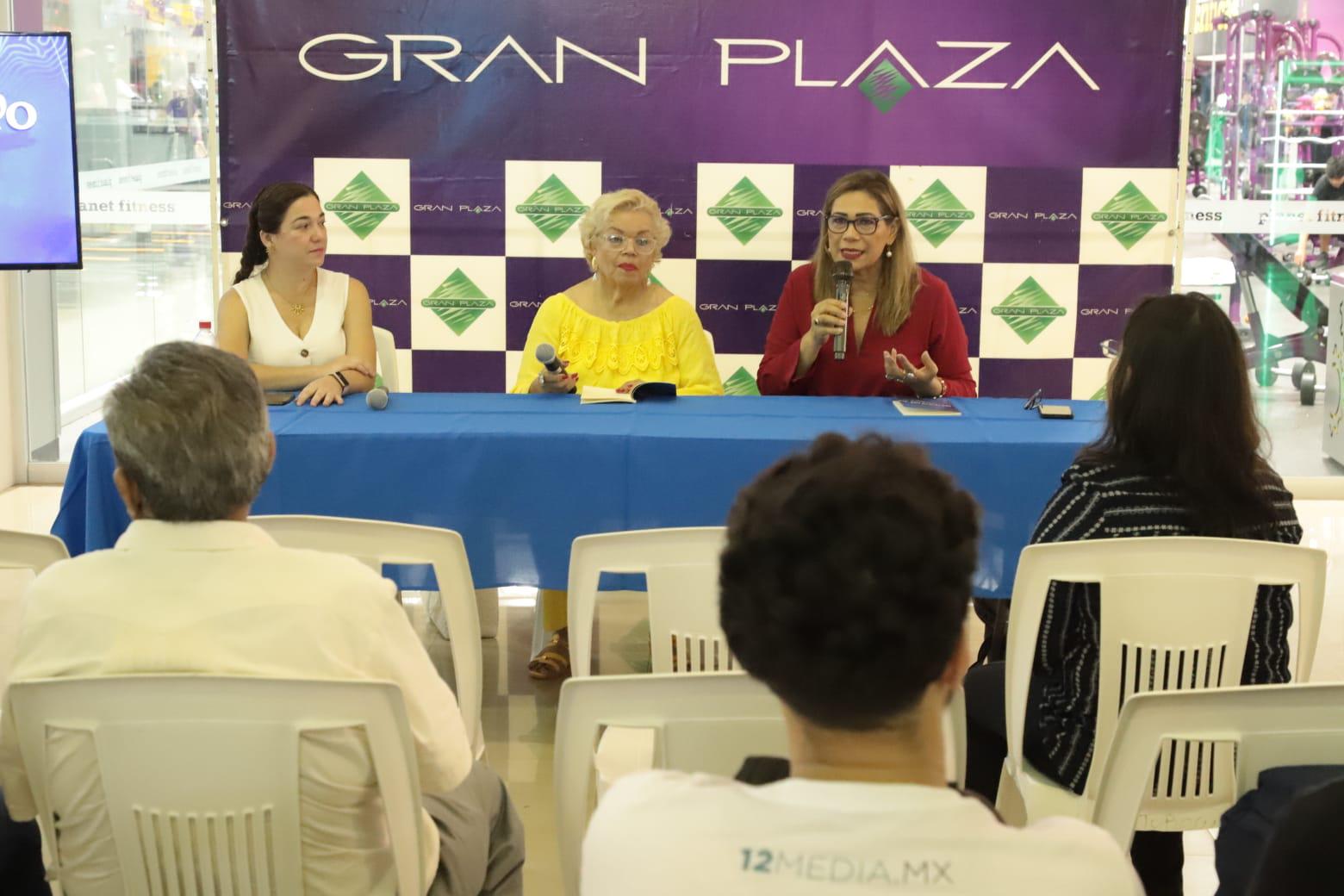 $!Adriana Osuna acompañó a las poetas en la presentación.