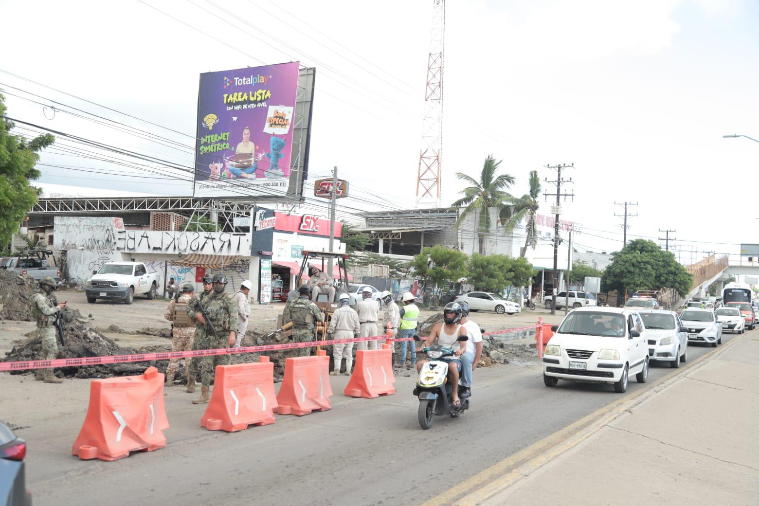 $!Excavan para hallar o descartar ‘huachicol’ en el Libramiento Colosio, en Mazatlán
