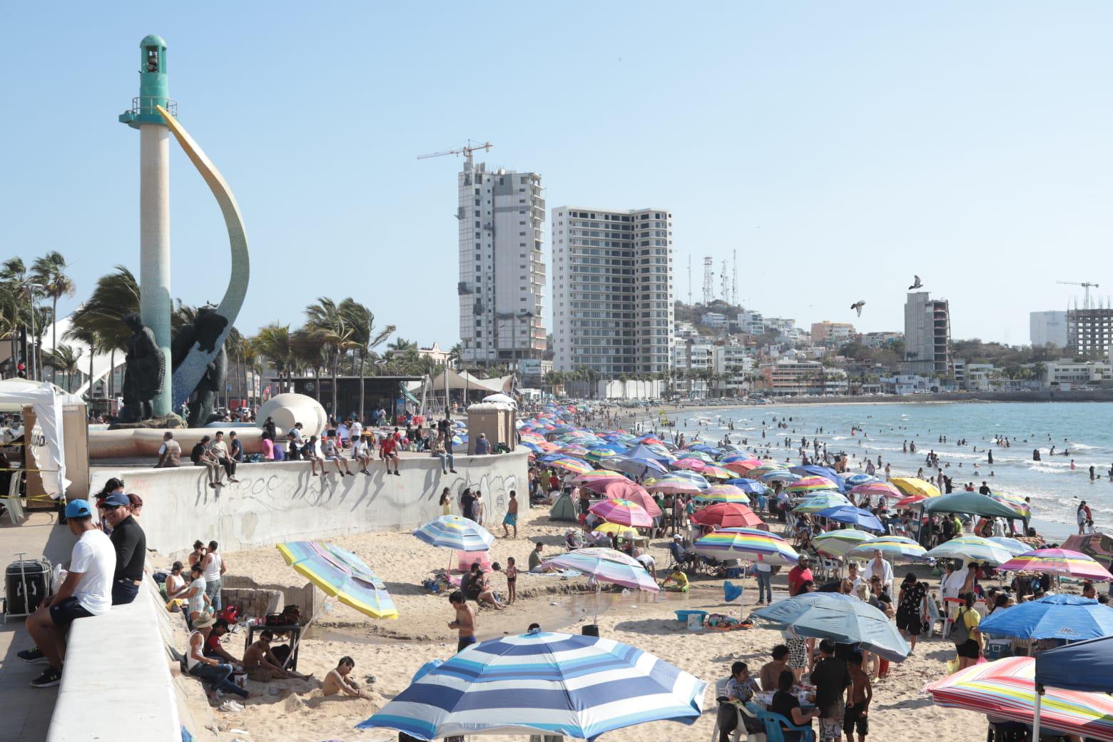 $!Disminuye la afluencia de turistas en playas de Mazatlán este Sábado de Gloria