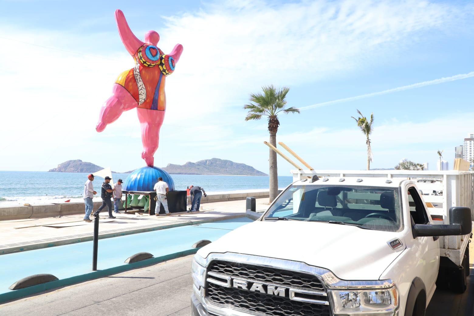 $!Llegan los monigotes del Carnaval al malecón de Mazatlán; serán colocadas 11
