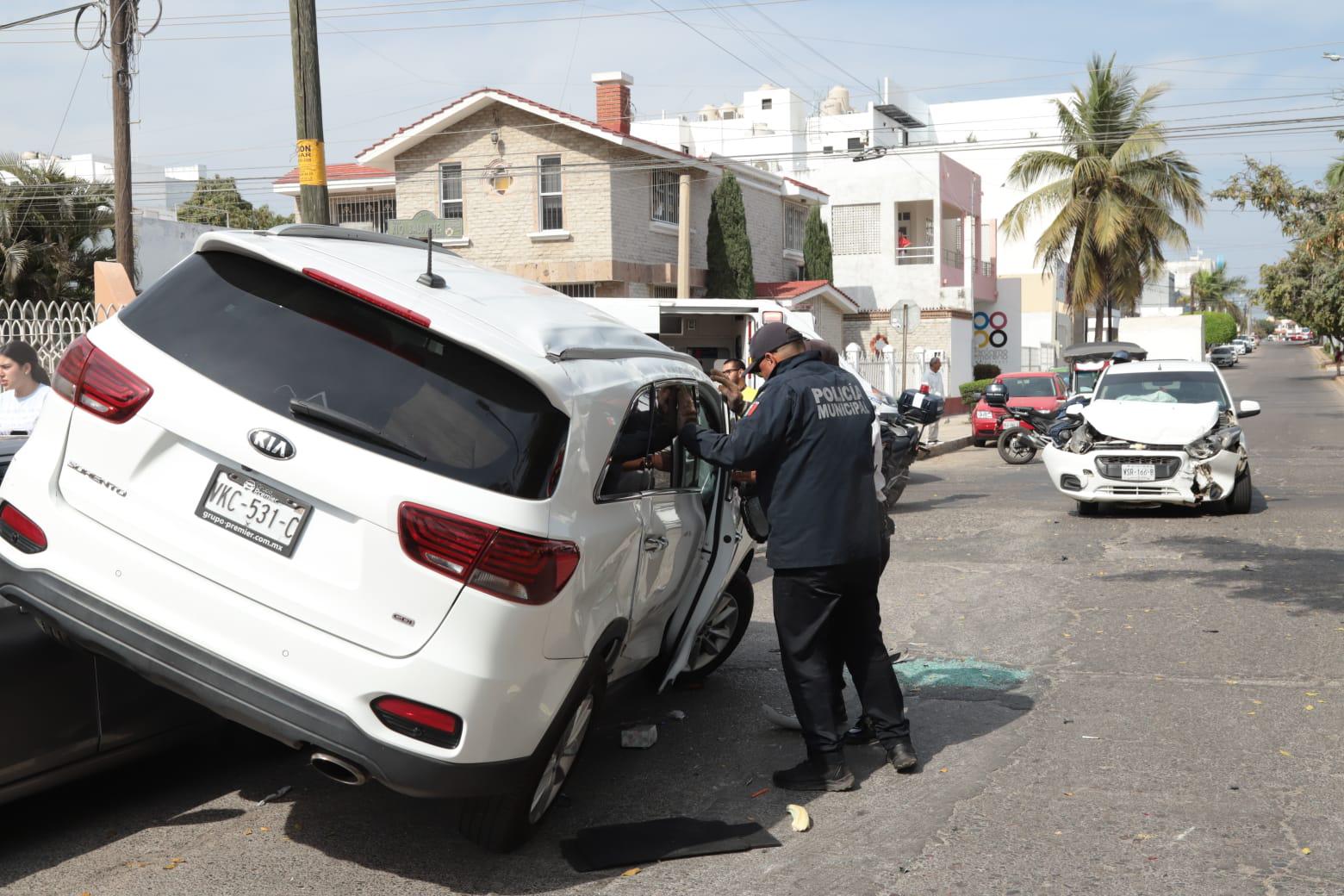 $!Fuerte carambola y volcadura deja 5 menores lesionados, en Mazatlán
