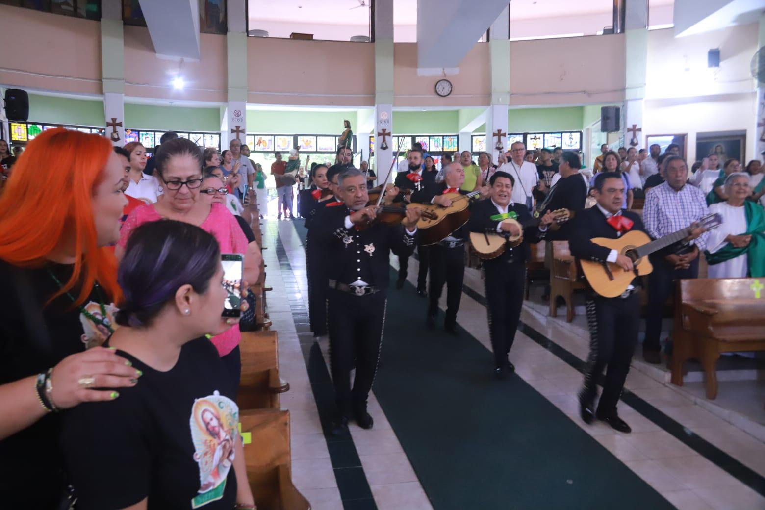 $!Cantan ‘Las Mañanitas’ en Mazatlán a San Judas Tadeo, en su día y en su templo