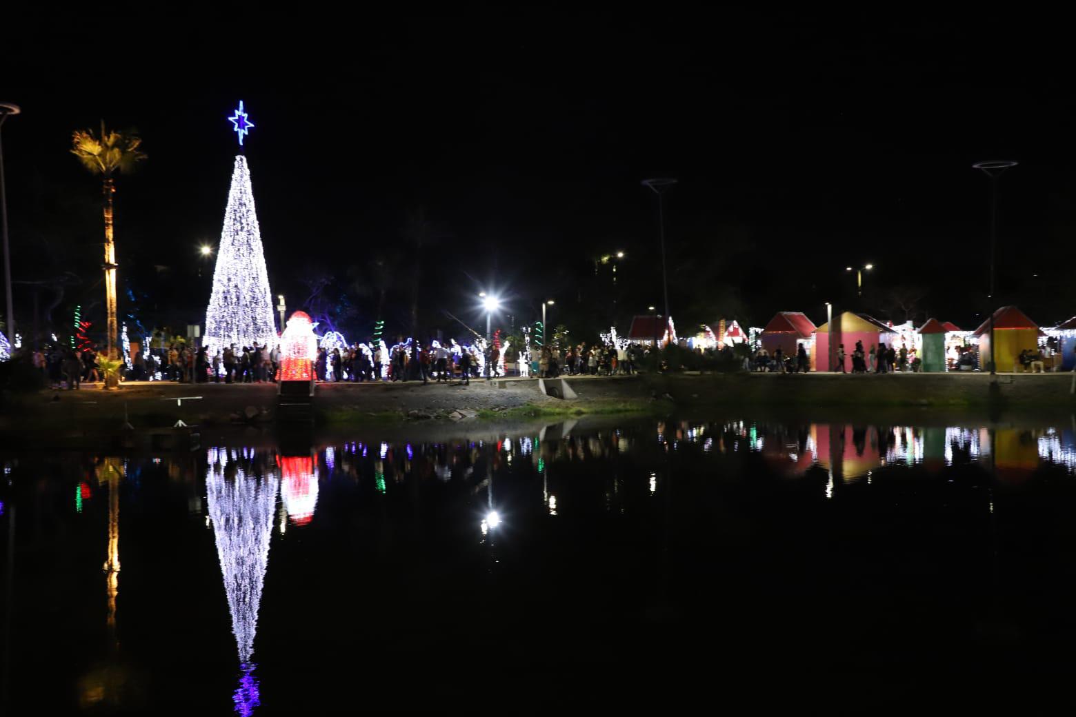 $!Ilumina la Villa Navideña el Parque Central de Mazatlán