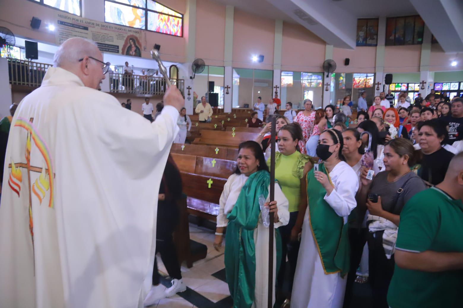 $!Cantan ‘Las Mañanitas’ en Mazatlán a San Judas Tadeo, en su día y en su templo