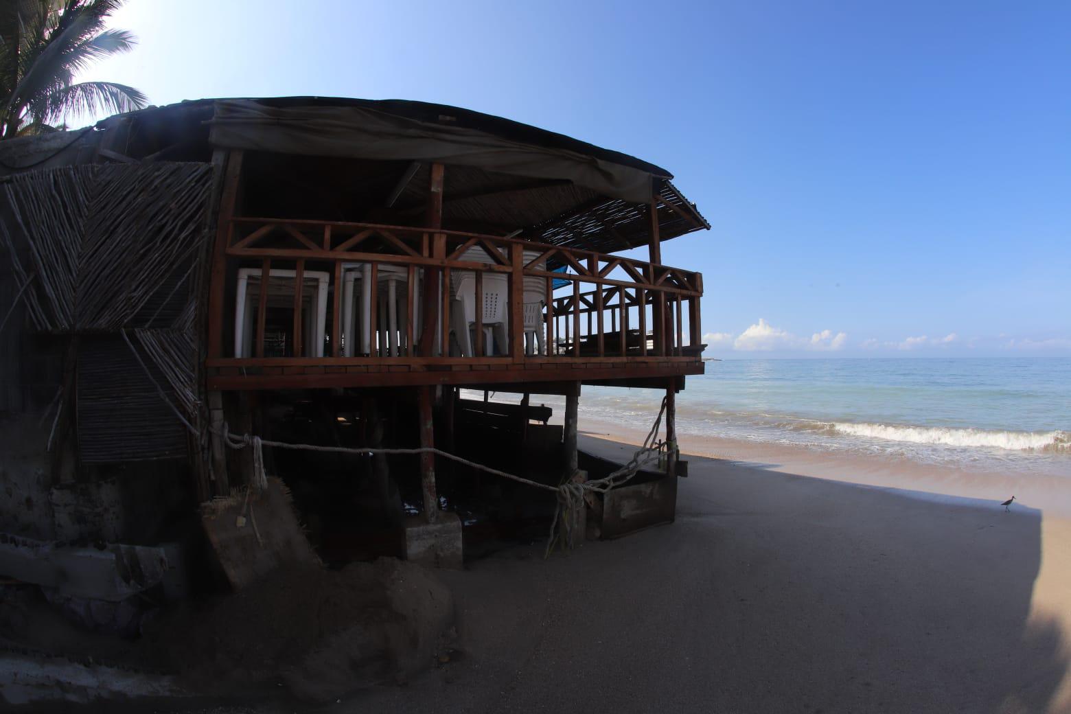 $!Apresuran reapertura de palapas a la orilla de la playa en Mazatlán
