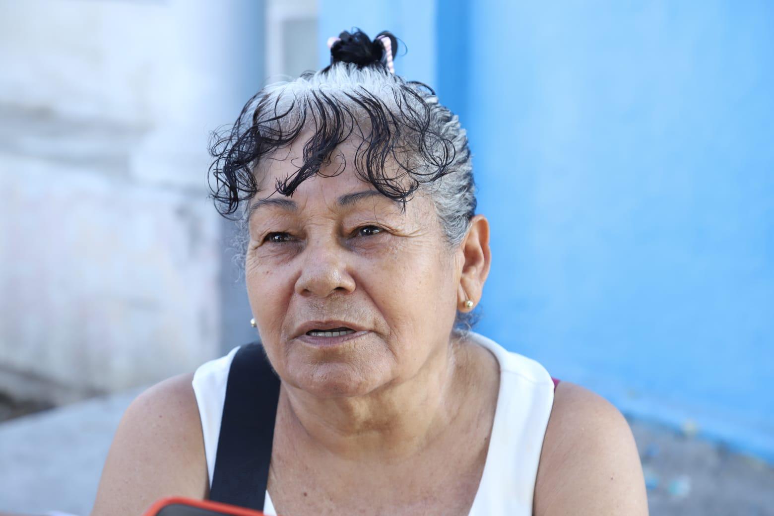 $!‘No dejen a sus muertitos arrumbados’: Dominga Juárez mantiene viva la tradición en Mazatlán