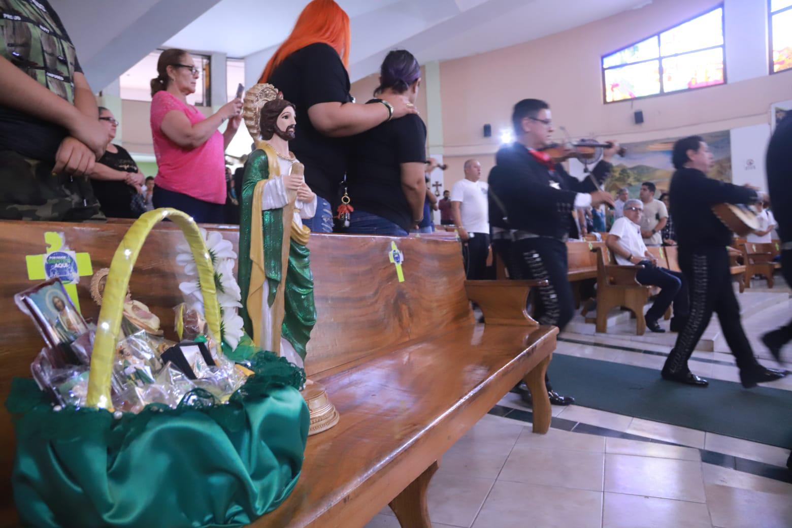 $!Cantan ‘Las Mañanitas’ en Mazatlán a San Judas Tadeo, en su día y en su templo