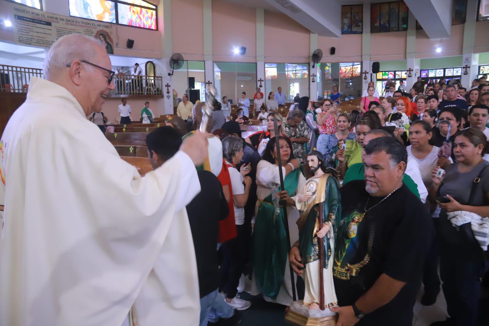 $!Cantan ‘Las Mañanitas’ en Mazatlán a San Judas Tadeo, en su día y en su templo