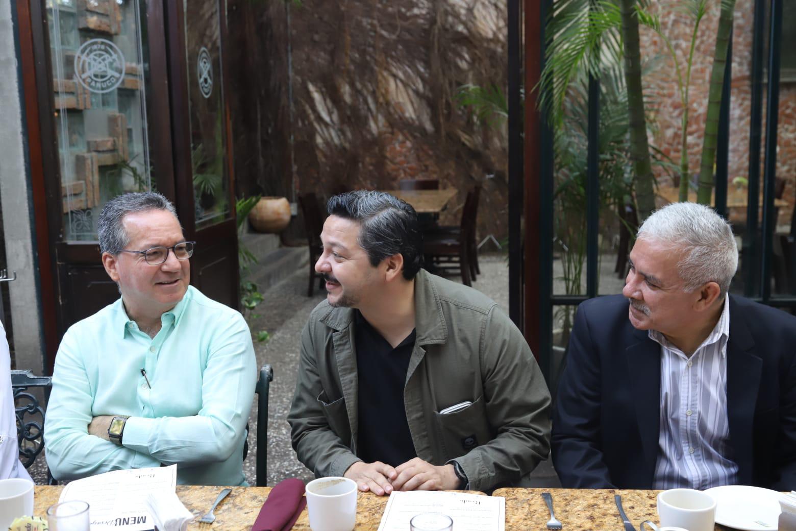 $!Reconocen consejeros de Coparmex Mazatlán a Adrián López Ortiz tras obtener Premio Nacional de Periodismo