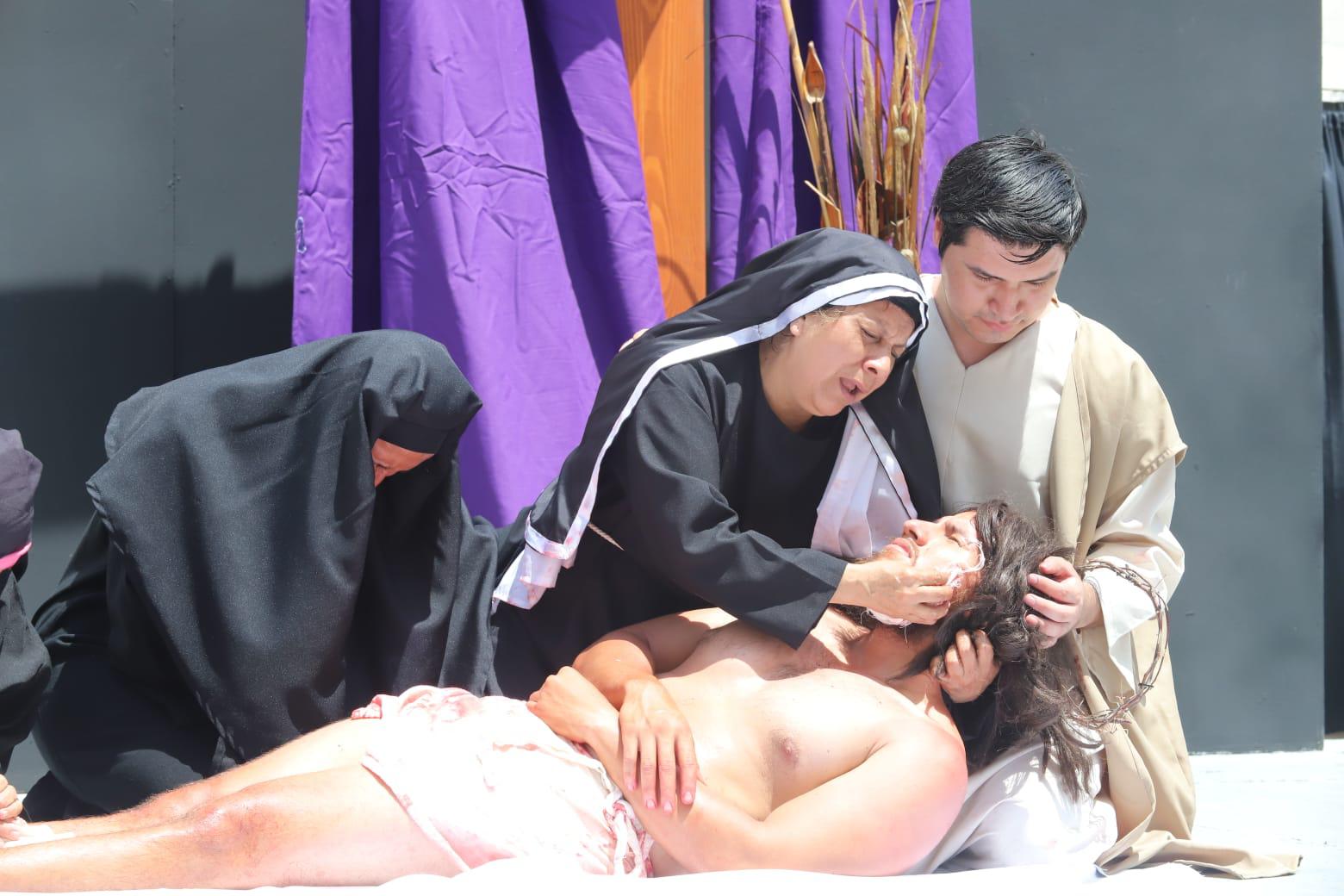 $!Representan el último camino de Jesús hasta la cruz, en Mazatlán