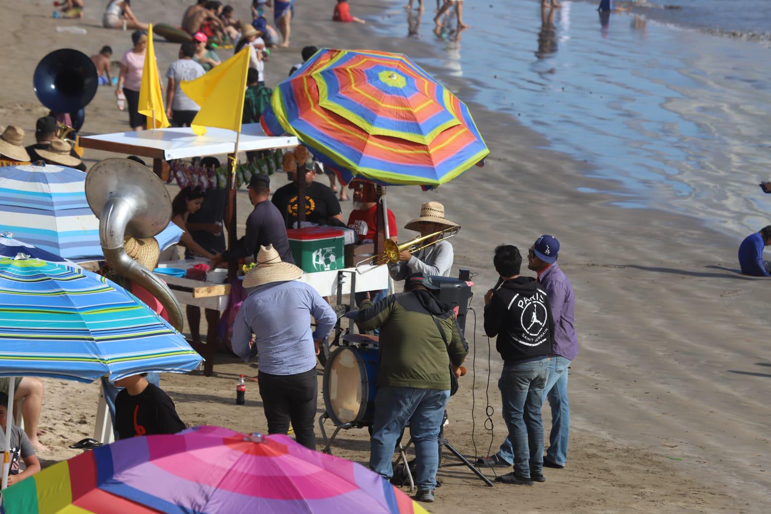 $!Disfrutan miles de personas de las playas de Mazatlán este Sábado de Gloria