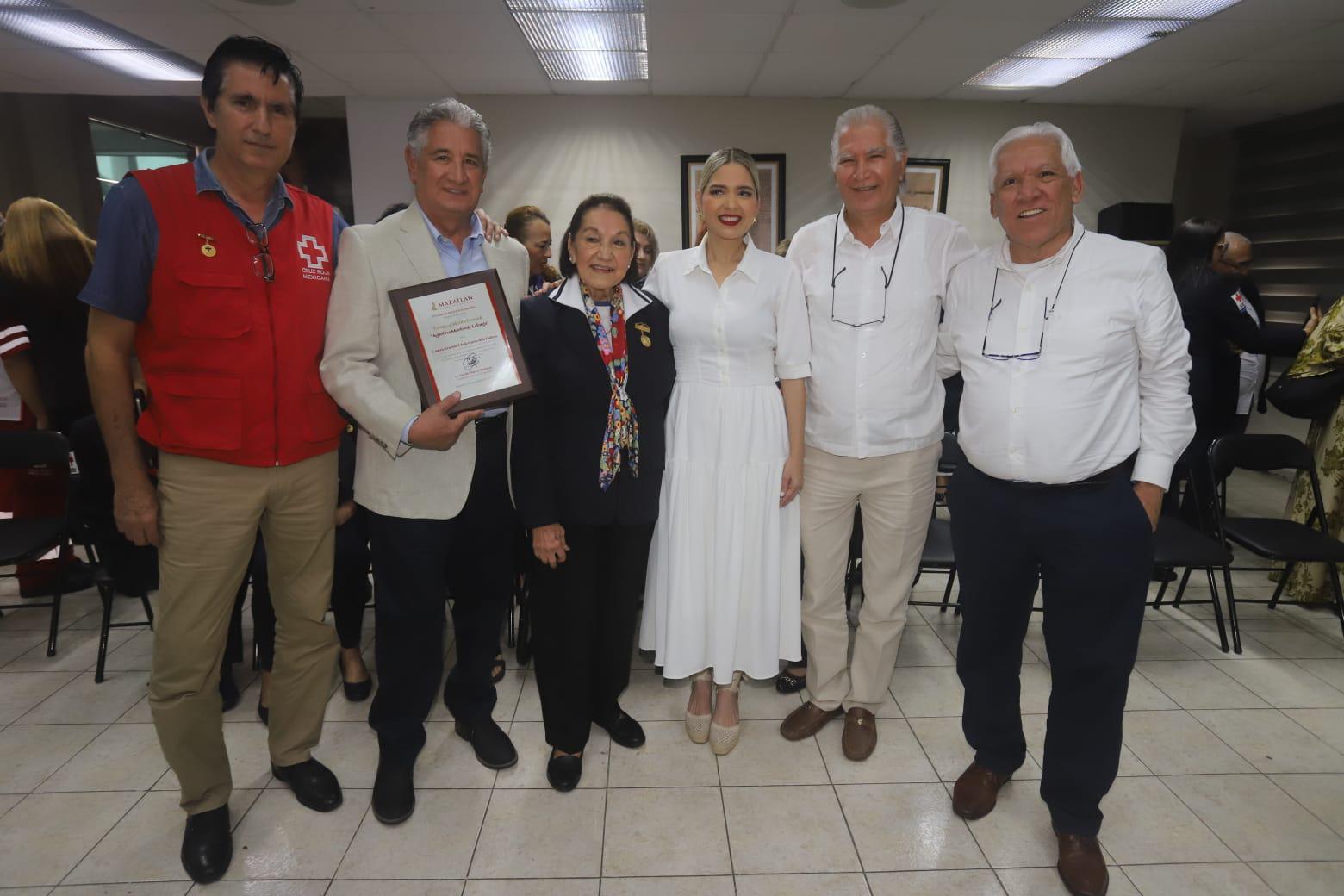 $!María Graciela entre la Alcaldesa Estrella Palacios, y sus hijos, Ubaldo, Edmundo, José Manuel y Sergio Pérez Toledo.